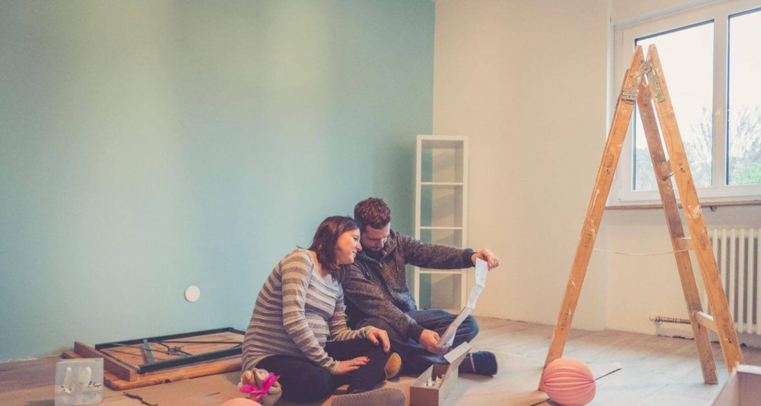 papas decorando habitacion para su bebe, como prepararte para la llegada de tu bebe
