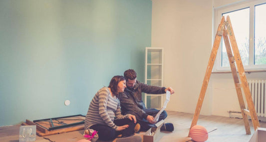 papas decorando habitacion para su bebe, como prepararte para la llegada de tu bebe